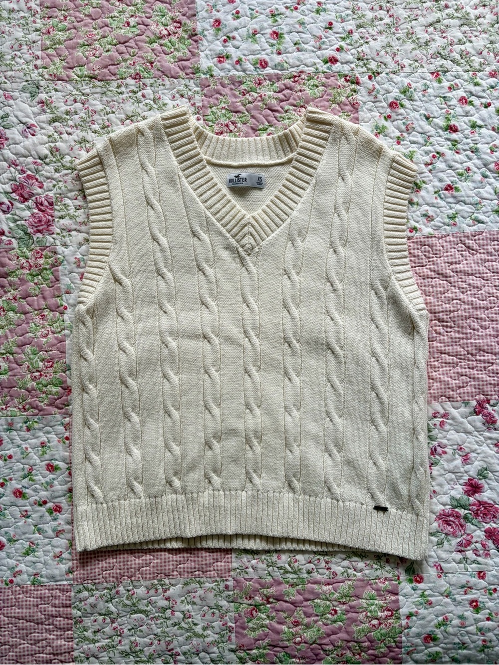 Hollister Women’s Oversized Cable-Knit V-Neck Sweater Vest in Cream